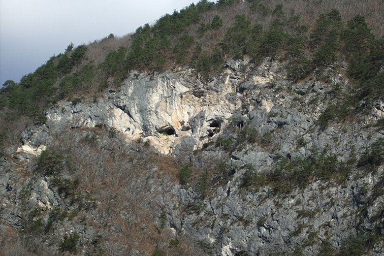 Aka-ana (Red Cave)