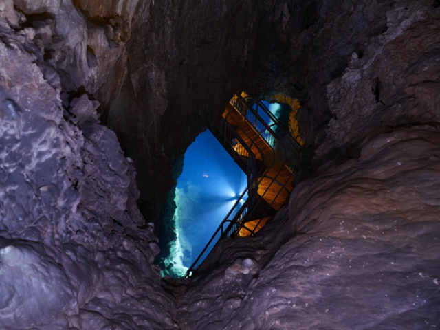 ⑪First Underground Lake Observation Deck